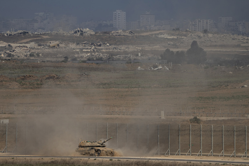 Fotos muestran a palestinos desplazados huyendo del norte de la Franja de Gaza