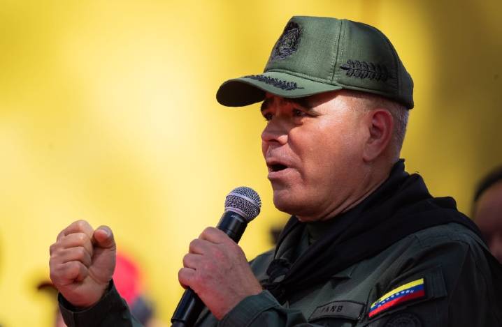 Titular de Defensa venezolano pide no «caer en nerviosismo» por alistamiento de milicianos