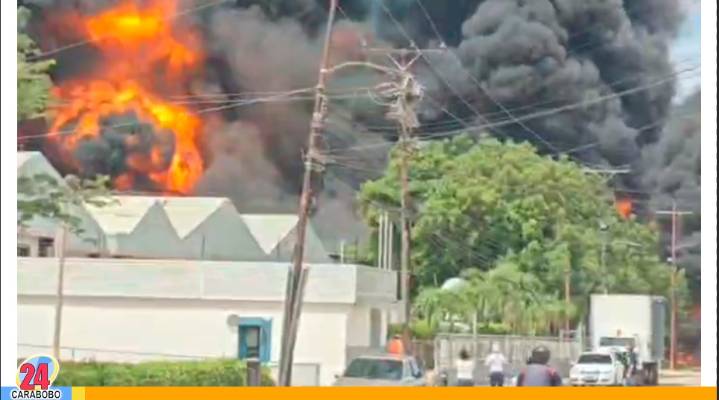 Reportan incendio en galpones en Paraparal, Los Guayos