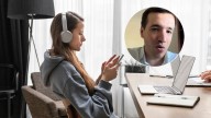 Escuchar música en el trabajo podría costarte caro: la advertencia de un abogado laboralista