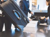No podrán viajar más en avión: prohíben llevar tres artículos de uso personal en el equipaje