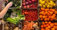 El truco del plato arcoíris: comer por colores para balancear tu nutrición
