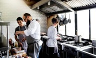 Presentan nuevo proyecto de ley sobre las propinas en Nueva York: Hasta los que lavan platos recibirían parte de este dinero