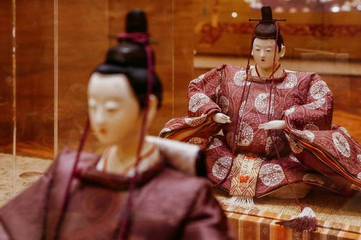Mirage casino statues, art to be auctioned off
