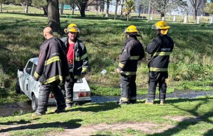 Policiales Vehículo cayó al arroyo en el Parque Municipal