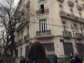 Una mediática trans hizo una particular convocatoria bajo el balcón de Cristina Kirchner, la exvice salió a saludar y ella la bendijo