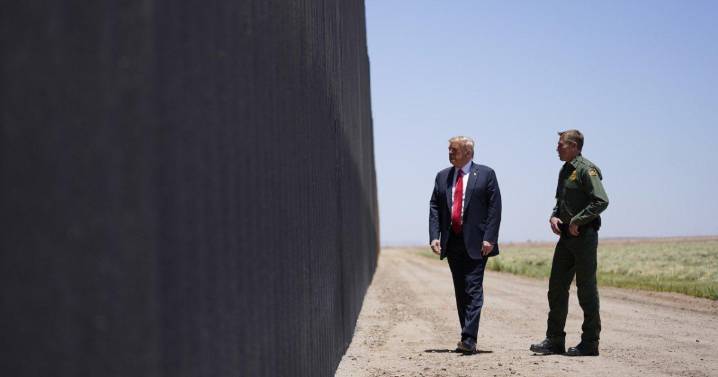 Estados Unidos pinta un muro fronterizo de negro para que se abrasen quienes intentan escalarlo