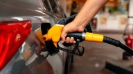 Pese a las dos subas de julio, la depreciación del peso no se trasladó del todo a los surtidores