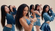 Tras comercial de Sydney Sweeney, Katseye vuelve viral otro anuncio de "jeans"