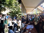Lo agarraron a piedrazos: candidato a presidente es atacado en las elecciones de Bolivia