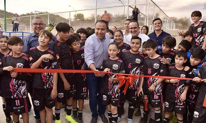 Entrega Toño Astiazarán cancha deportiva