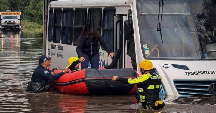 Rescatan en lanchas a trabajadores atrapados en autobús