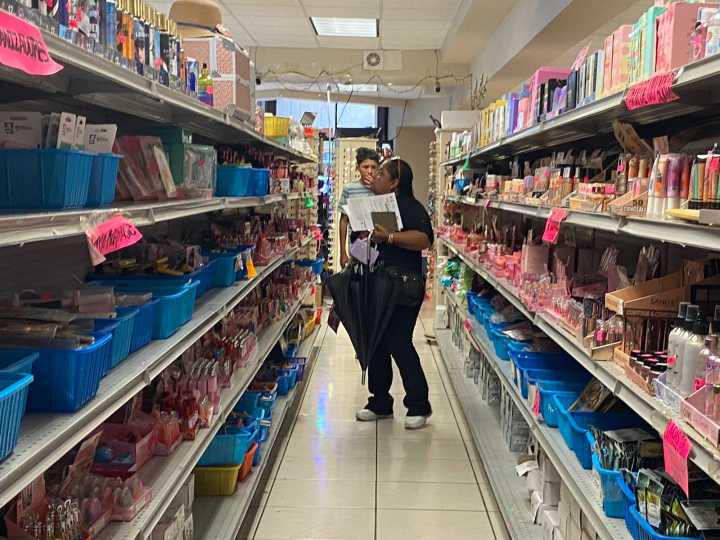 Tiendas chinas huyen por temor a «Operativos de limpieza»