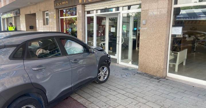 Una conductora pierde el control de su coche, sube a la acera y se empotra contra una tienda de cocinas en Palma