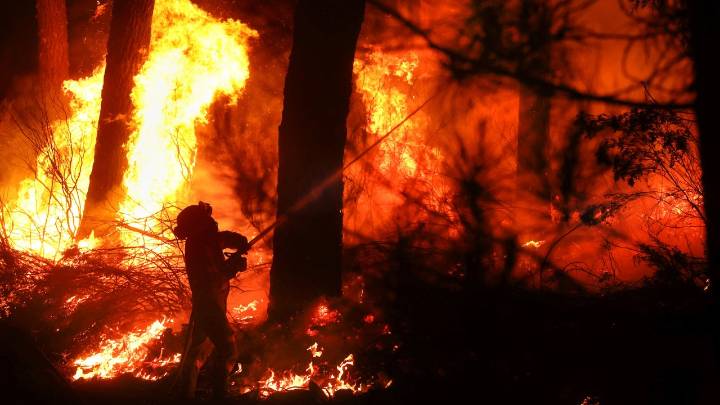 Última hora de los incendios en España, en directo: desalojos, carreteras cortadas, muertos y heridos
