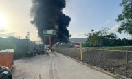 Fuerte humo en Gurabo por incendio en planta de reciclaje