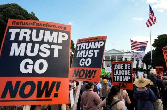 Protestas en más de 300 ciudades de EU contra intento de Trump de manipular mapa electoral