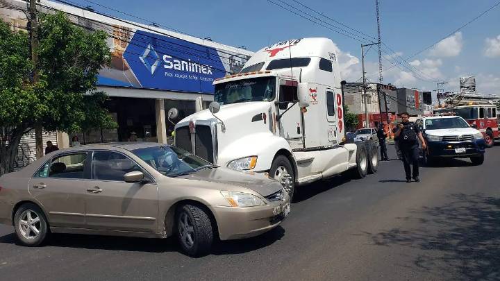 Tráiler impactó a auto en Paseo Central