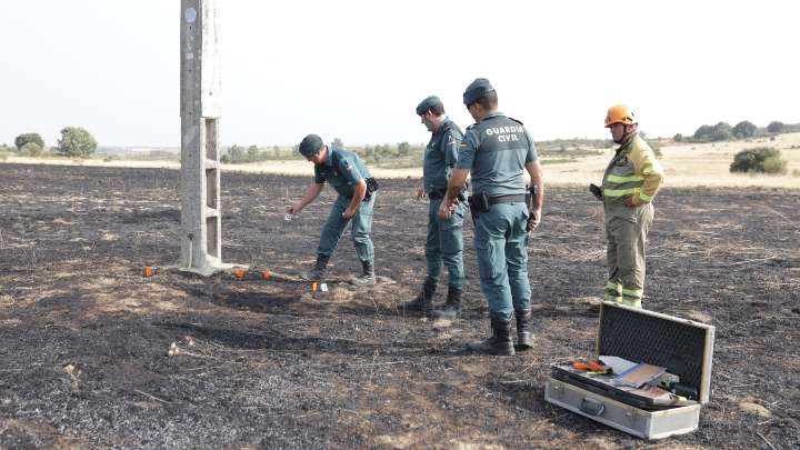 Investigan un fallo en una torre del tendido eléctrico como posible causa del incendio de Mahíde (Zamora)