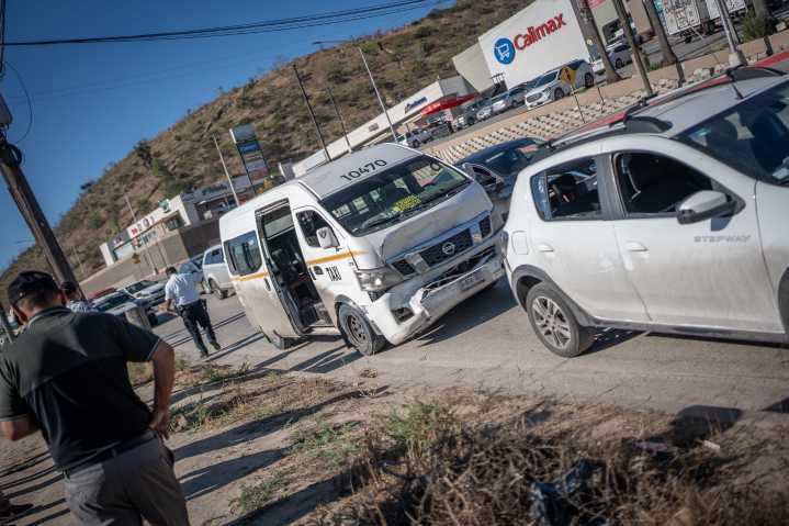 Otro taxi de ruta se accidenta este viernes en Tijuana; hay tres lesionados