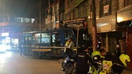Bus impacta contra casa y deja múltiples heridos, incluyendo peatones