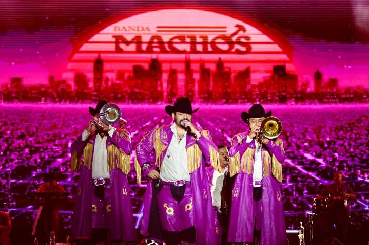 BANDA MACHOS Y MI BANDA EL MEXICANO PONEN A BAILAR A LA FENAPO