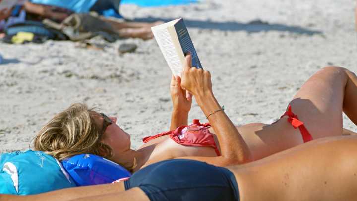 Una psicóloga revela cuál es el detalle que nos ayuda a reducir el estrés cuando estamos en la playa: "Tiene que ver con los ritmos biológicos"