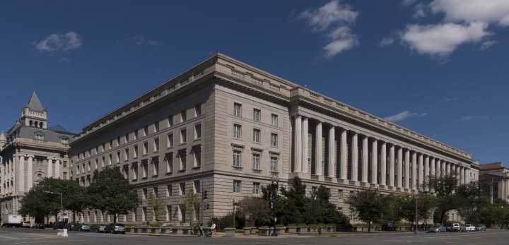 Destituyen a director del IRS tras polémica por datos de indocumentados
