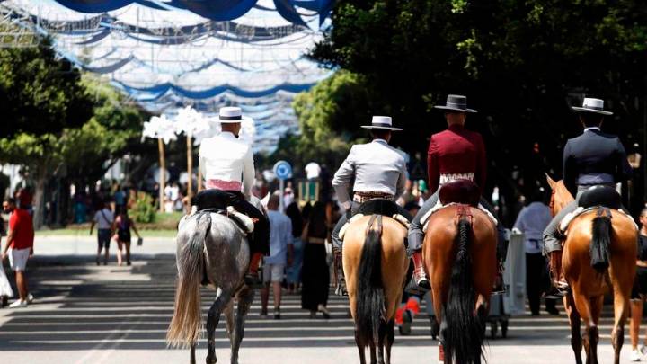 Caballos y vestidos de flamenca adornan el Cortijo de Torres en la Feria de Málaga