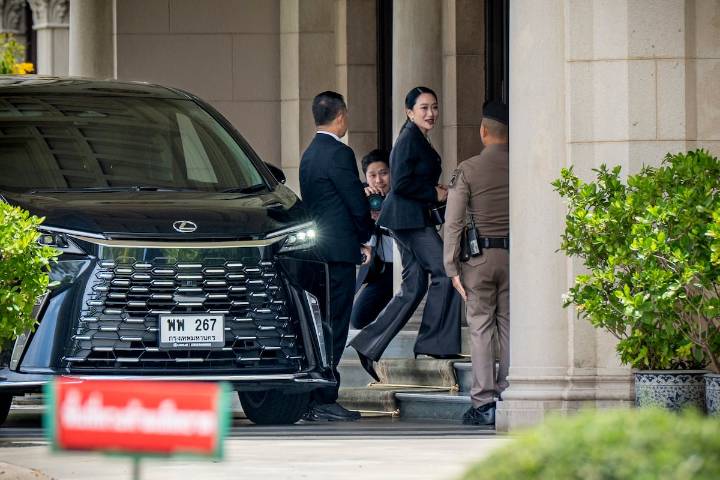 La justicia tailandesa destituye a la primera ministra por sus críticas al ejército