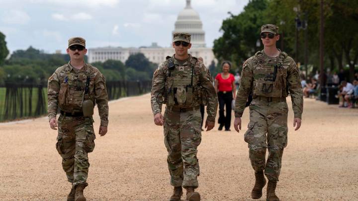 El Pentágono dice que unas unidades de la Guardia Nacional en Washington ahora portan armas de fuego
