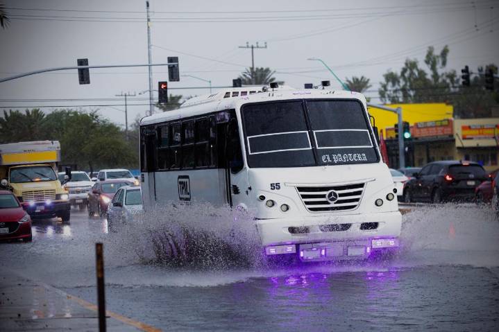 Lluvias intensas en Mexicali generan inundaciones, caos vial y cortes de luz