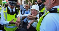 Indignación mundial: policía arresta a dos ancianas durante protesta en Londres