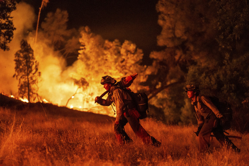 Expansión de incendios forestales en Oregon y California amenazan casas y causan evacuaciones