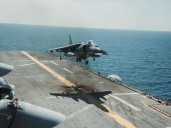 Marines despliegan aviones de ataque sobre el USS Iwo Jima rumbo al Caribe (FOTOS)