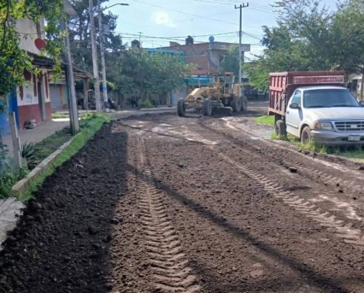 Rehabilitan vialidades en Valle Dorado para mejorar movilidad