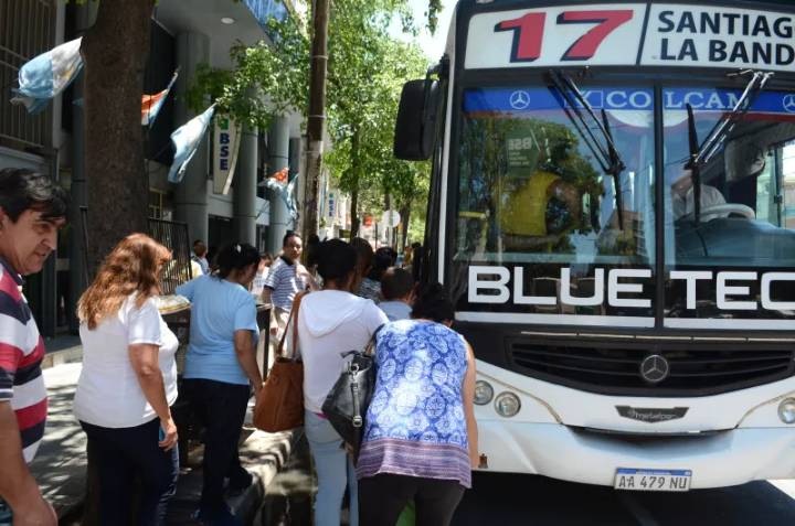 Los concejales de la Capital y La Banda votarán la suba del boleto único de colectivos a $950