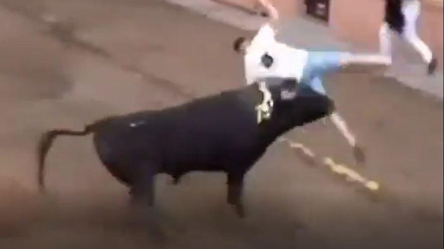 Doble volteo a un rodaor en los bous de Museros