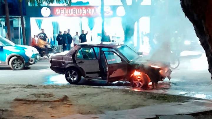 Familia se salva milagrosamente al incendiarse su auto en plena avenida