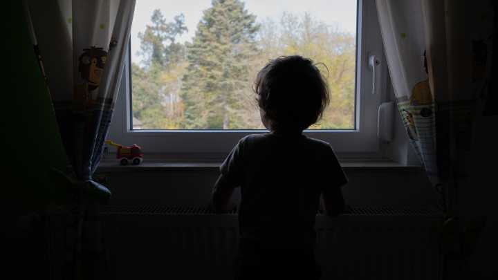 Oyen a tres niños llorando en el balcón y al entrar en la casa les hallan solos y rodeados de suciedad y alcohol