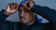 Qué significa que alguien se vista siempre de negro o azul oscuro, según la psicología
