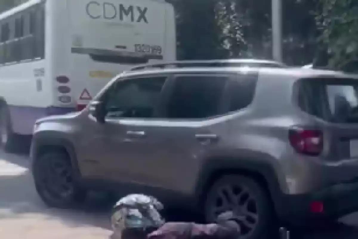 ¡Nace #LadyJeep en CDMX! Conductora "enloquece", arrolla a motociclista frente a un agente de tránsito y se da a la fuga