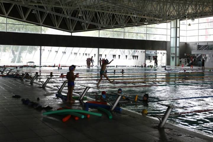 Piden alumnos de Centro Acuático Centenario se reincorpore al entrenador José Luis Espino