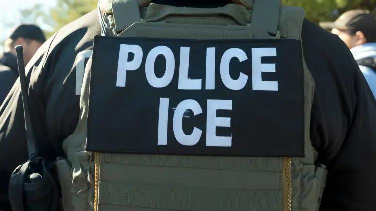 ICE prioriza arrestos en prisiones, pero datos revelan enfoque politizado