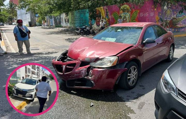 Por choque, taxi es lanzado sobre banqueta y atropella a transeúnte