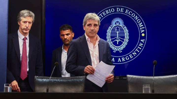 Caputo aseguró que no habrá cambios en el esquema cambiario después de las elecciones