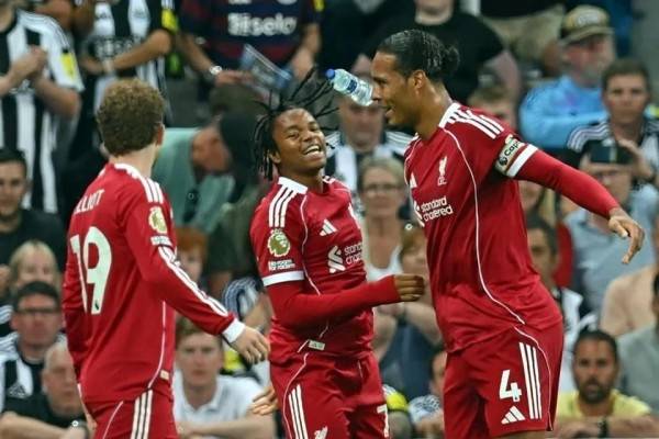 Liverpool batalla para vencer al Newcastle