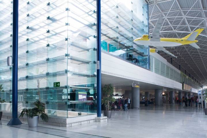 Viajaba entre islas para llevarse estos productos de alta gama: robó más de 2.600 euros en un aeropuerto