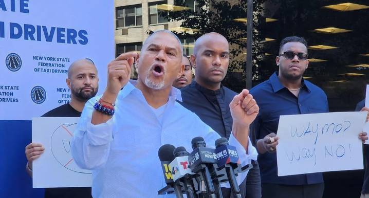 Taxistas amenazan con paralizar Nueva York si entran en funcionamiento robotaxis autónomos