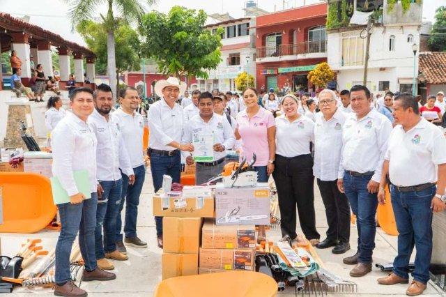 Entrega Huatulco kits de herramientas a agentes y representantes municipales